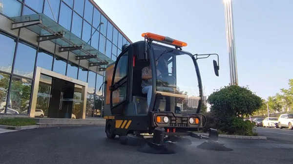 駕駛式掃地機的出現(xiàn)改變了清潔勞動力